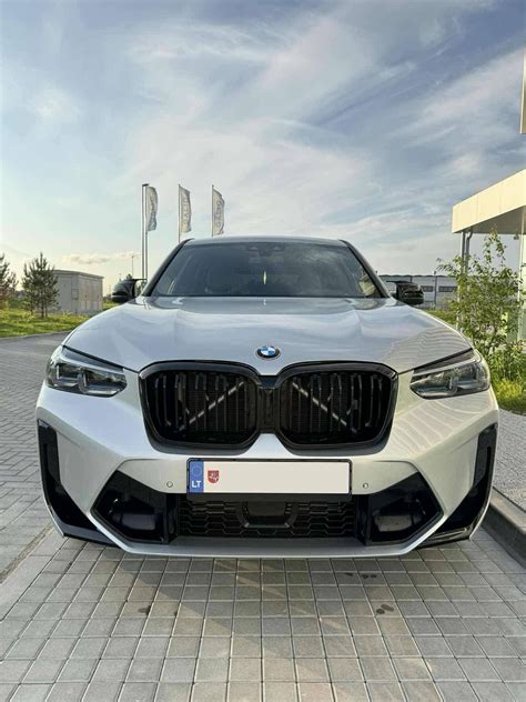 BMW automobilis su įjungtais priešrūkiniais žibintais