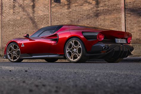 Teminė nuotrauka, vaizduojanti „Alfa Romeo“ automobilį šalia kitų „Stellantis“ markių.