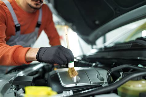 Teminė nuotrauka: žmogus tikrina automobilio variklio skyrių