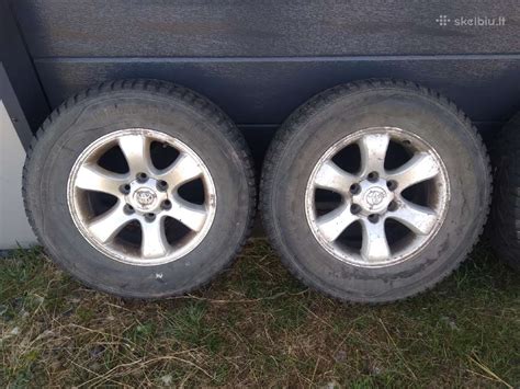 Teminė nuotrauka su padangomis ir raudona linija, galbūt ir automobilio dalimi