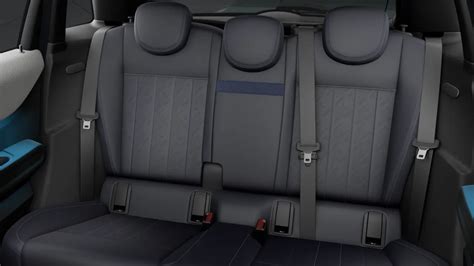 KIA Sorento interjero nuotrauka su atlenktomis sėdynėmis ir erdviu bagažo skyriumi