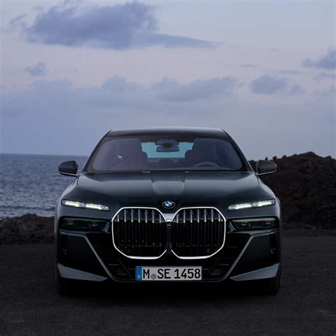 Klasikinis BMW 7 serijos automobilio dizainas su chromo detalėmis