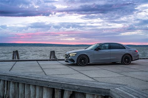 Mercedes-Benz S klasės automobilio eksterjero nuotrauka, pabrėžianti eleganciją ir dizainą