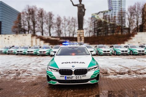 Lietuvos policijos automobilis kelyje