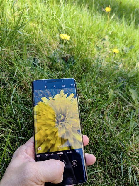 Išmaniojo telefono ekranas su Karcher Home & Garden programėle ir jos funkcijų demonstracija