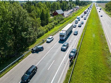 automobiliai vilkstineje greitkelyje