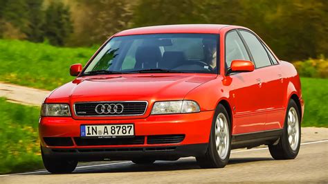Audi A4 B5 su atidarytu variklio dangčiu