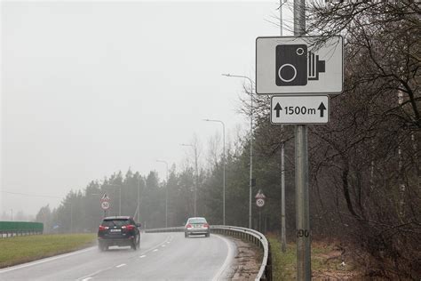 automobilis, važiuojantis keliu, Latvijos kraštovaizdis, greičio matuoklis