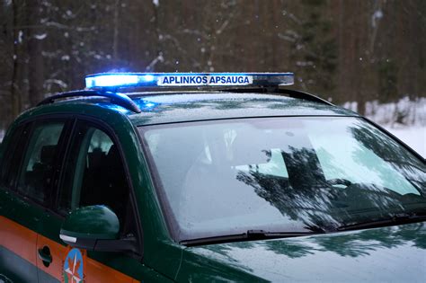 Teminė nuotrauka: stovintis automobilis ir dokumentai