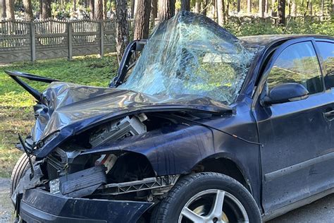 automobilis su sugedusia pakaba ant nelygaus kelio