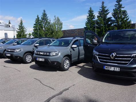 Teminė nuotrauka, vaizduojanti įvairius lengvuosius komercinius automobilius ir mikroautobusus