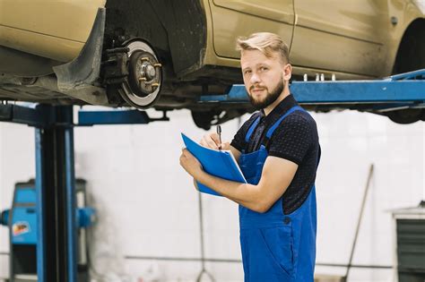 Mechanikas apžiūri automobilio variklį, nustatydamas gedimo priežastis