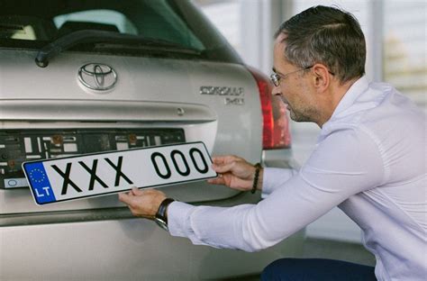 Teminis automobilis su vienodais numerio ženklais