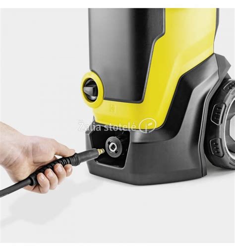 Teminis nuotrauka: aukšto slėgio plovykla „Kärcher K 7 Premium Full Control Plus Home“ veikianti