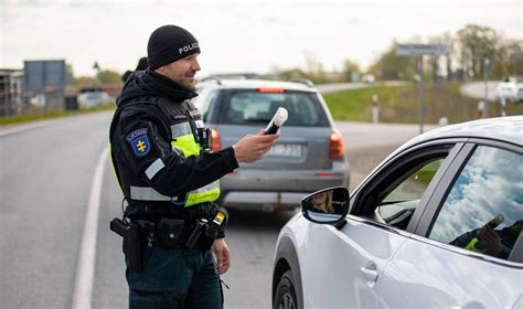Vairuotojas, skaitantis vaisto lapelį