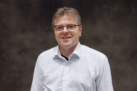 Profesorius Tomas Blažauskas aiškina VR mokymų naudą vairuotojams