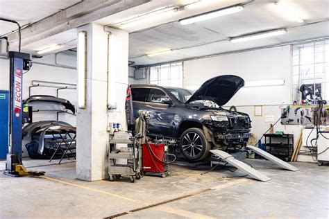 Informatyvi infografika apie dažniausias automobilio kėbulo pažeidimų vietas po avarijos