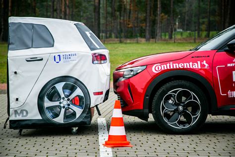 Automobilis stabdymo metu