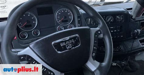 Automobilio salone įrengta miegamoji vieta