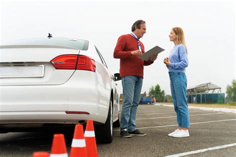 iliustracija, vaizduojanti vairavimo instruktorių ir mokinį automobilyje, mokymosi procesas