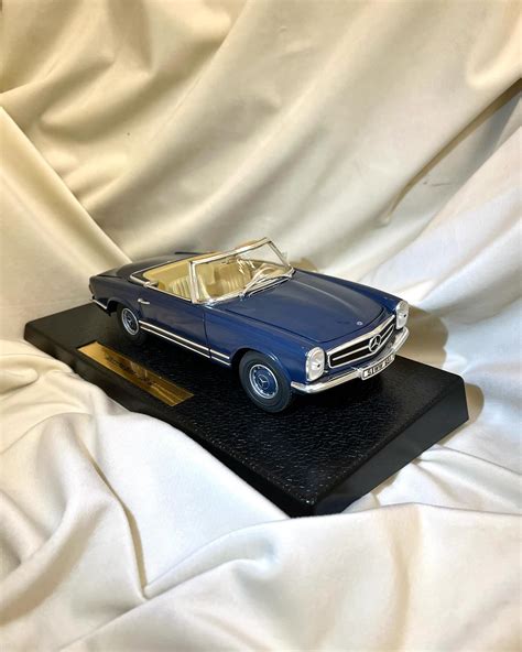 Motormax 1:18 mastelio automobilio modelis su atidaromomis durelėmis ir variklio skyriumi