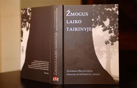 žmogus laiko automobilio raktelius