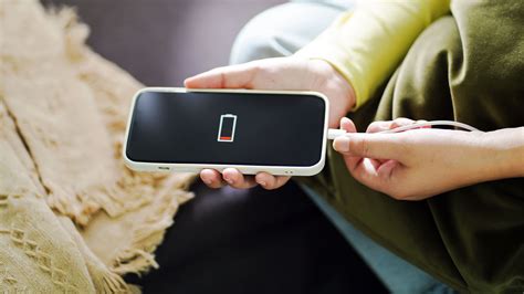 Teminė nuotrauka: žmogus keičia telefono bateriją