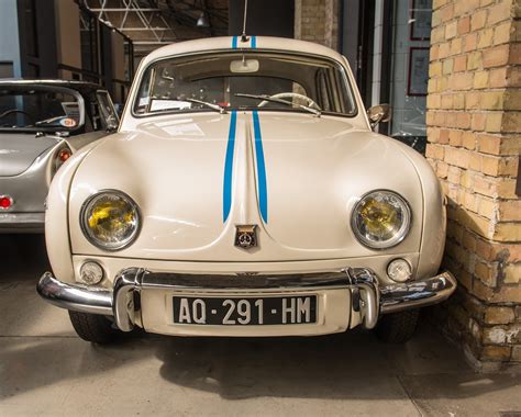 Tematinė nuotrauka: automobilis ir dokumentai
