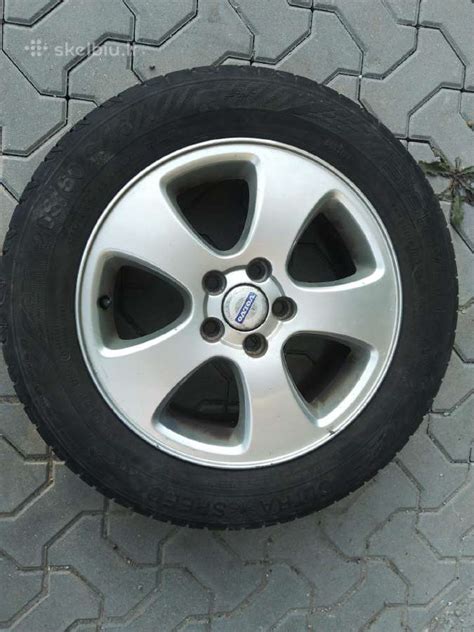 Volvo V70 su skirtingų dydžių ratlankiais