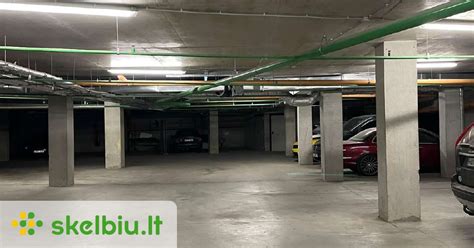 Požeminis prekybos centro parkingas su nužymėtomis linijomis
