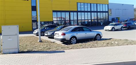 Apgadintas automobilis prekybos centro aikštelėje