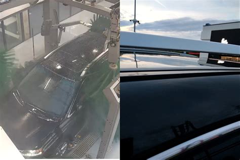 Vizualizacija: Automobilis saugiai pakeltas ant atramų, ratas nuimtas.