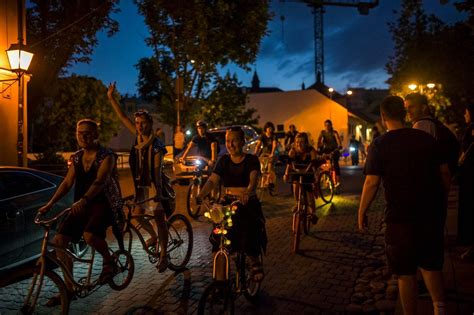 Tematinė nuotrauka: stovinčių vilkikų aikštelė naktį