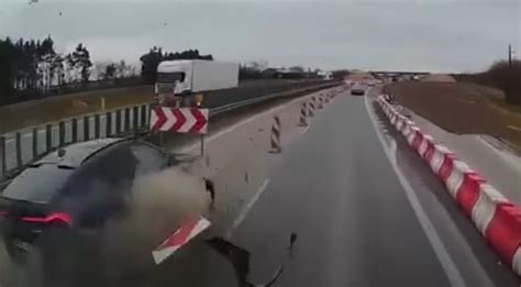 Teminė nuotrauka su automobiliais kelyje Lenkijoje