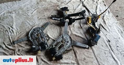 Mechanikas atliekantis Volvo S60 transmisijos diagnostiką