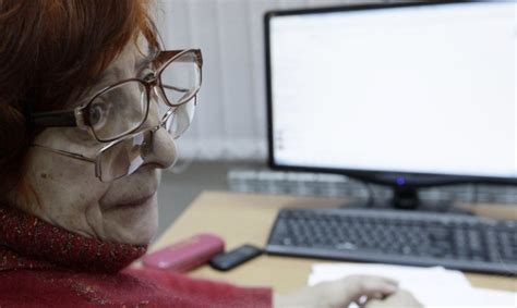 Teminė nuotrauka: žmogus dirba prie kompiuterio, užpildo VMI deklaraciją