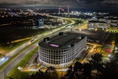 Teminė nuotrauka: moderni daugiaaukštė automobilių stovėjimo aikštelė