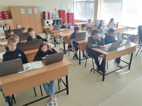 Šiuolaikiška vairavimo mokyklos teorijos klasė su kompiuteriais ir mokymo lenta