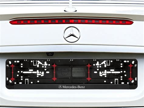 Tematinė Mercedes-Benz su personalizuotais numerių rėmeliais nuotrauka