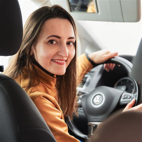 Tematinė nuotrauka: moteris prie BMW automobilio vairo