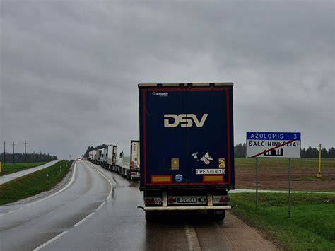 Teminė nuotrauka su krovininiu automobiliu kelyje