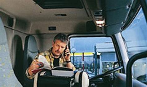 Sunkvežimio vairuotojas naudojasi specializuota navigacija