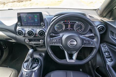 Nissan Juke interjero nuotrauka su pabrėžiamais medžiagų kokybės elementais.