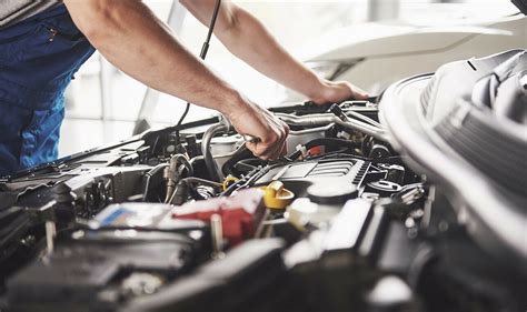 Mechanikas apžiūri automobilį