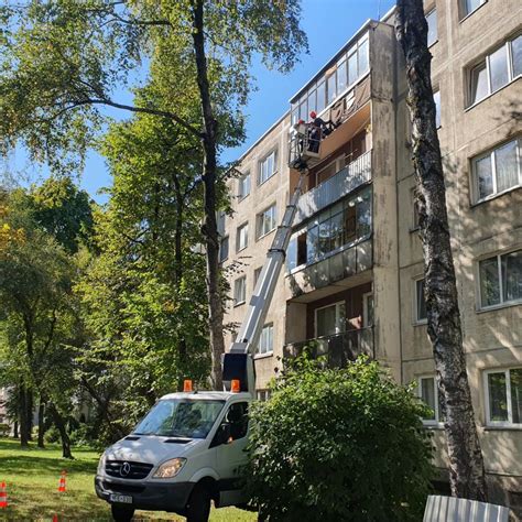 Teminė nuotrauka su autobokšteliu atliekančiu darbus aukštyje