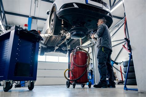 Automobilių serviso darbuotojas montuojantis padangą