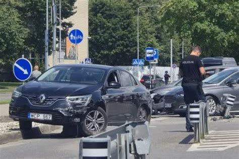 Policijos automobilis ir nukentėjęs asmuo