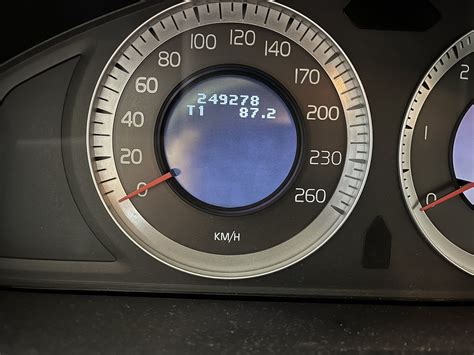 Volvo V70 D5 prietaisų skydelis su aktyvia kruizo kontrole