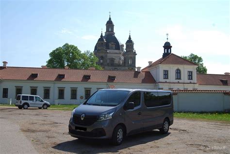 Tematinė mikroautobuso iliustracija su ratų gaubtais