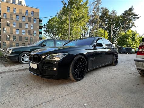 BMW facelift vizualūs pokyčiai: plonesni priekiniai žibintai, platesnės grotelės ir nauji ratlankių dizainai